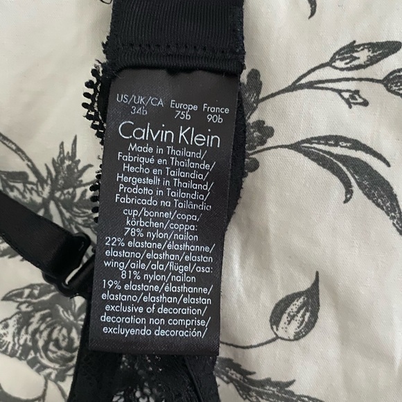 Calvin Klein Plunge Push Up Bra - Picture 2 of 4